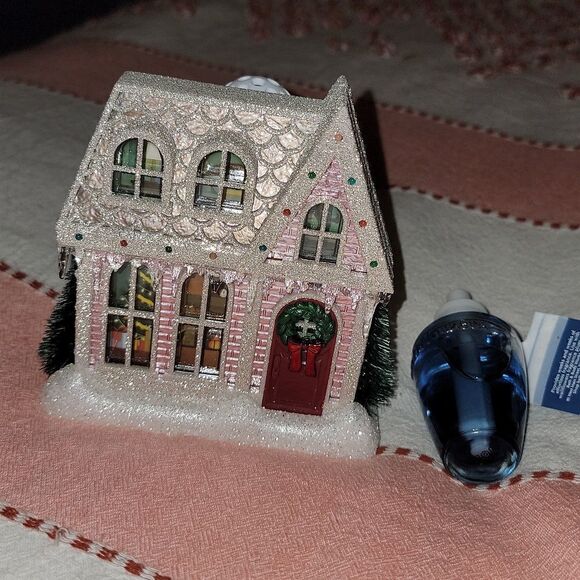 New Light Up Bath and Body Works Holiday Cottage Wallflower Plug In & Bulb - Picture 1 of 8